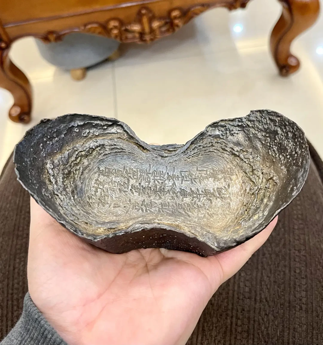 我把《笑傲江湖》里的银两全换算成了人民币:三十两是一个小店的养老钱,四十两只是见面礼