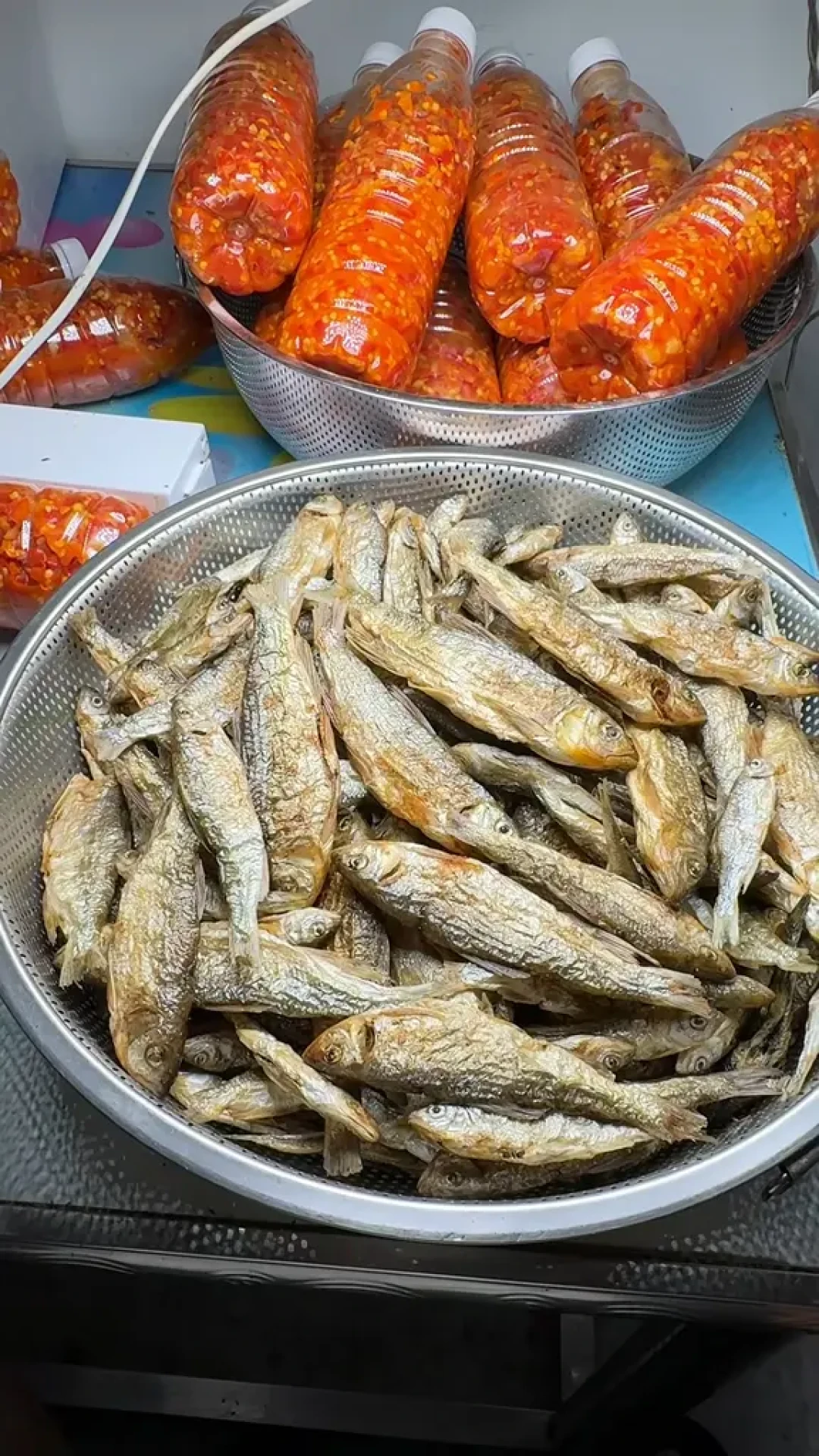 秋窗口最后几尾马口，值不值得带回家下锅：对完4个“马口”的价，40元的河鲜和7块5的海鲜摊根本不是一条鱼