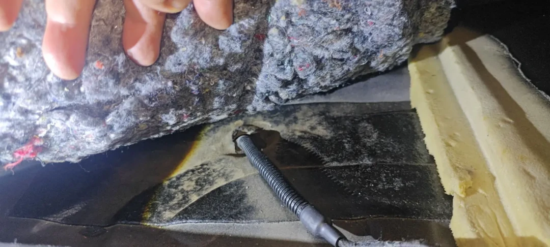 途昂靠线束反渗进水，方程豹异响靠一瓶矿泉水解决：电动踏板这道改装，先过四关再装