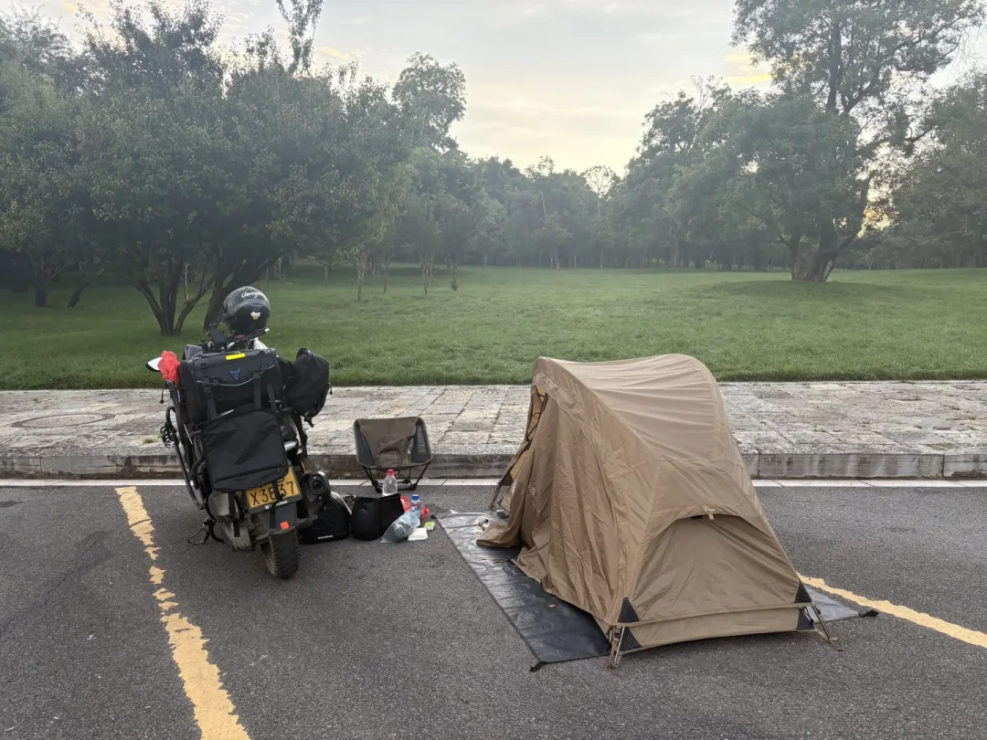 第一次摩旅前,我把6篇笔记下面的100多条留言数了一遍:真刚需清单比你想的短,纠结的全在这三个阵营里