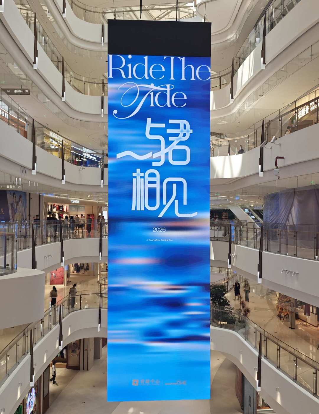 室内屏500元一天、100个赞解锁一块屏:对完二十多家商场大屏的报价、解锁门槛和亮屏排期,国庆大屏打卡前先算清三本账