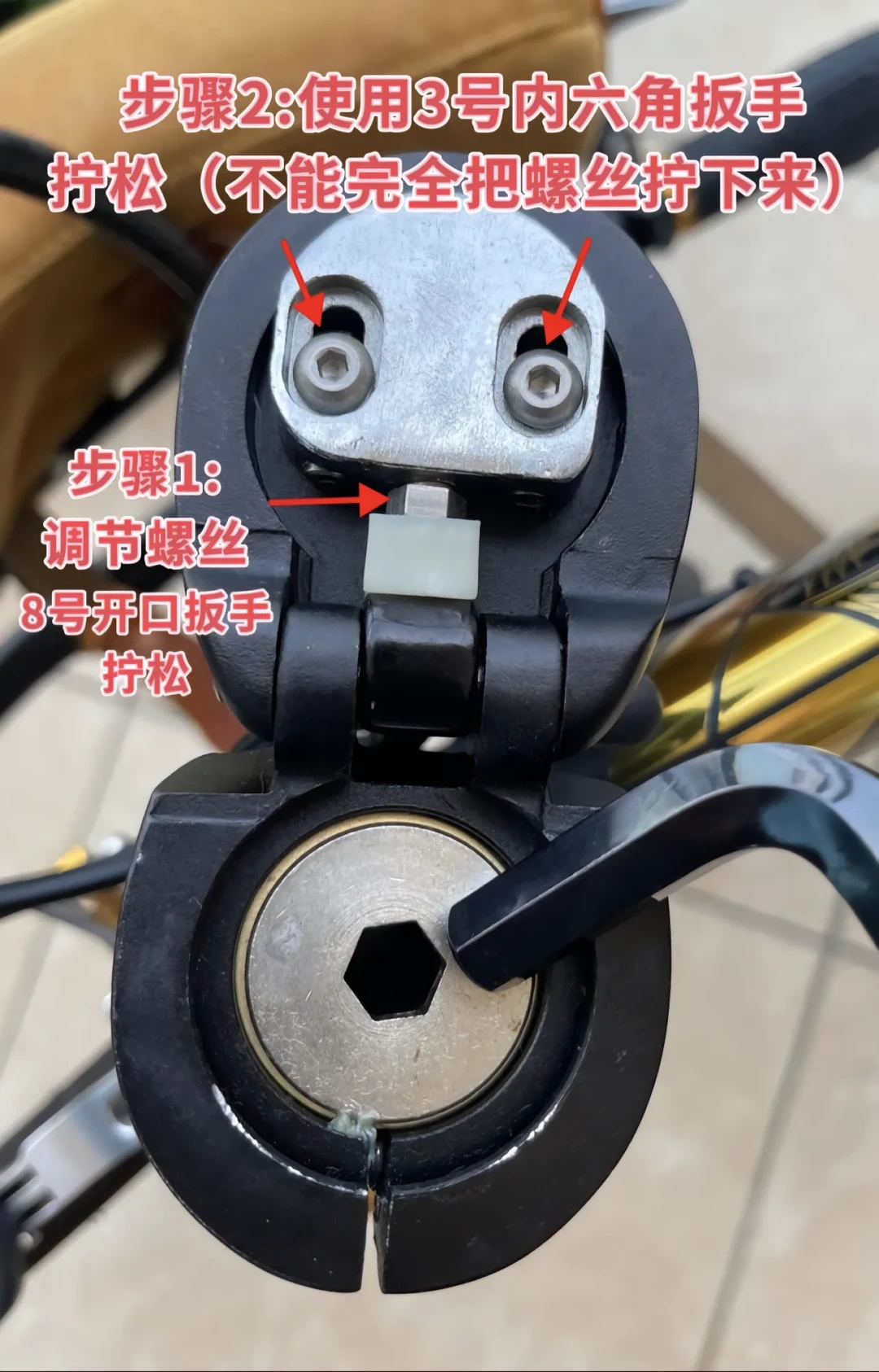 折叠车折叠扣“咔哒”响，三家店师傅都说正常，最后治好它的是一片几块钱的软垫：翻完几十条异响帖和几百条评论，先听声10秒定位置，扣半圈半圈拧，唯一不能硬撑的是旷量