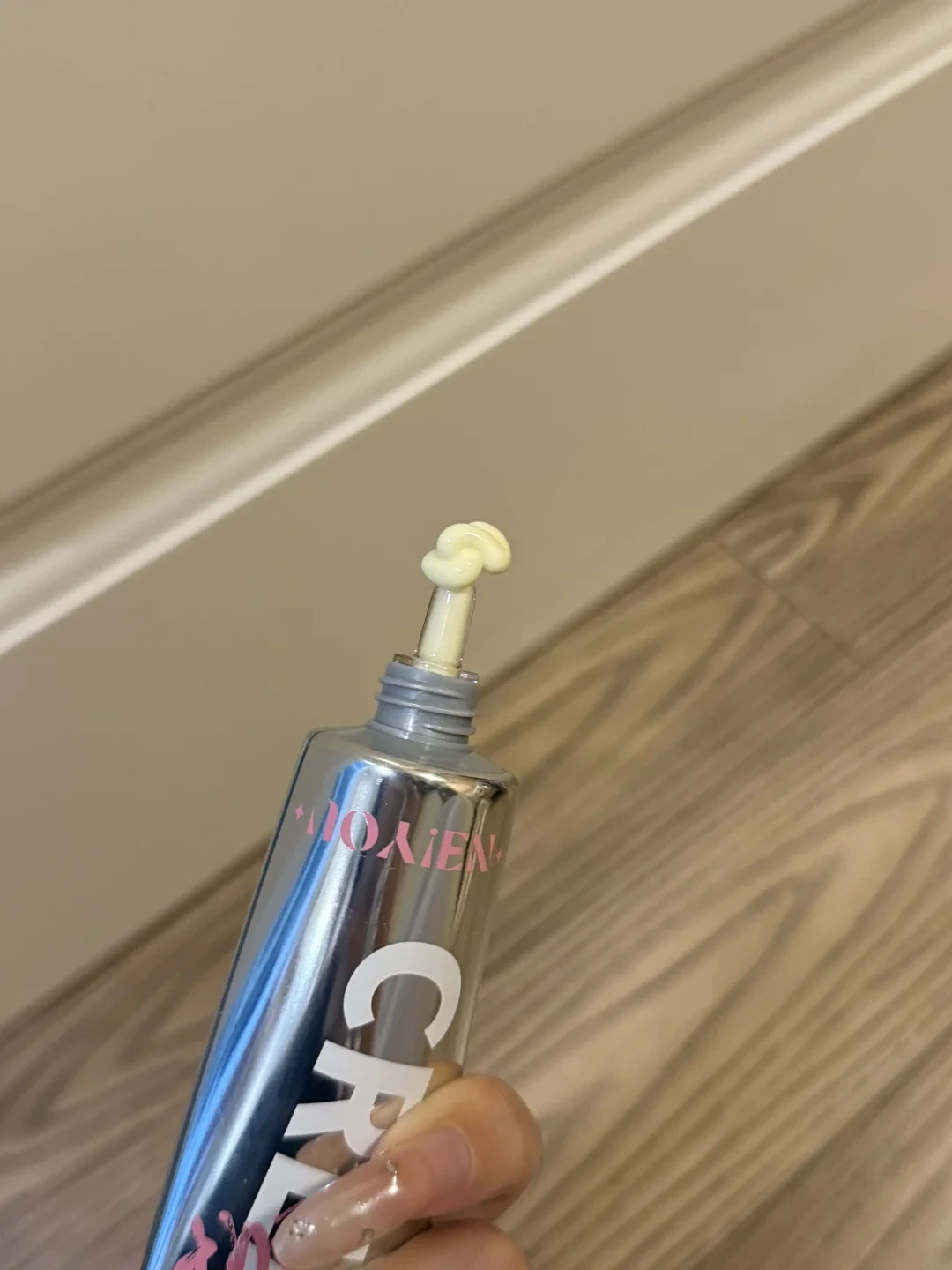 贴贴霜扎堆刷屏秋季底妆帖：配持妆粉底越用越卡粉？我把投放矩阵和真实反馈算了笔账