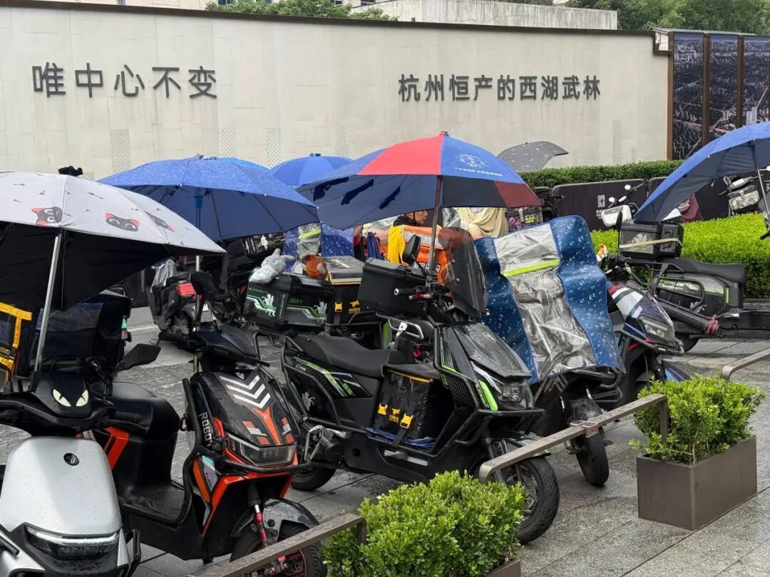 扣了47辆、拆了2000多把棚:这轮全国拆棚潮里,接娃党和骑手该换什么