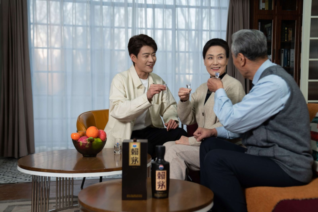 传承蓝只在电商、传承棕只在加油站:两瓶赖茅差出的79块,不在酒体里,在股东名单里