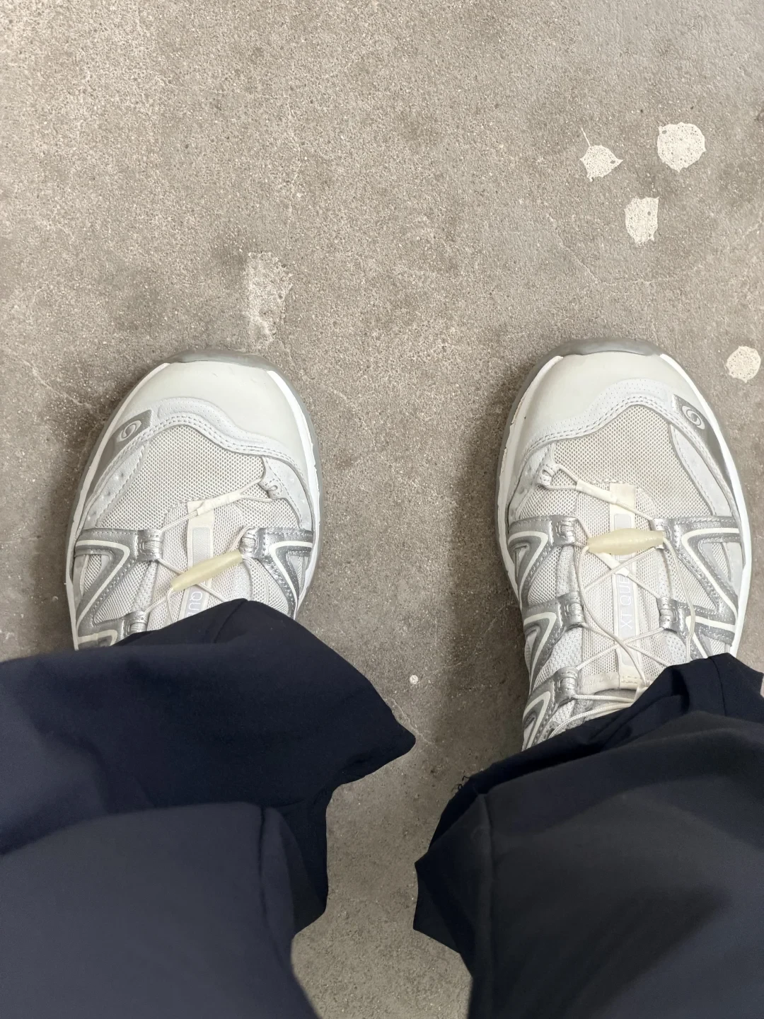 发黄的萨洛蒙先别急着送洗鞋：我数完27条翻车贴，5条广告贴，先分清哪种黄能救