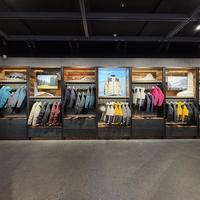 狼爪开新形象店，商场帐篷摊也扎堆开收：我把近三年的山寨“爪印”特卖捋了一遍，砍价前先查这五处
