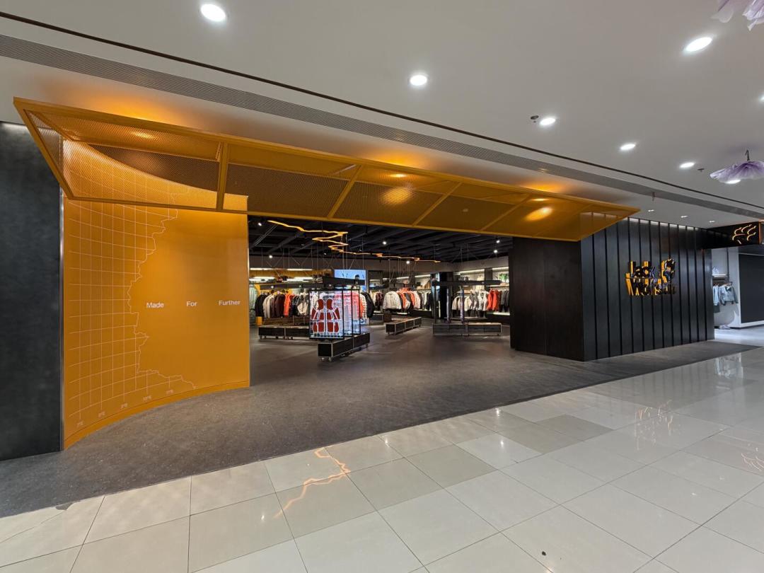 狼爪开新形象店,商场帐篷摊也扎堆开收:我把近三年的山寨“爪印”特卖捋了一遍,砍价前先查这五处