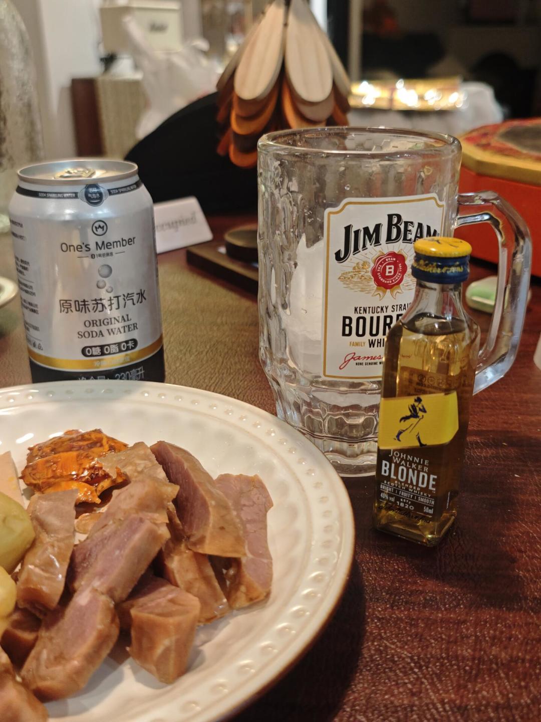 今年囤的尊尼获加,中秋桌上怎么摆?三种饭局三套开法,比“什么价买”难多了