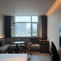 柳州宾馆退役后改成了亚朵：对完811家筹备酒店、1887起换牌和40多篇新开业实测帖，我把国庆容易订到的三种「新店」拆成了该锁的和该等的