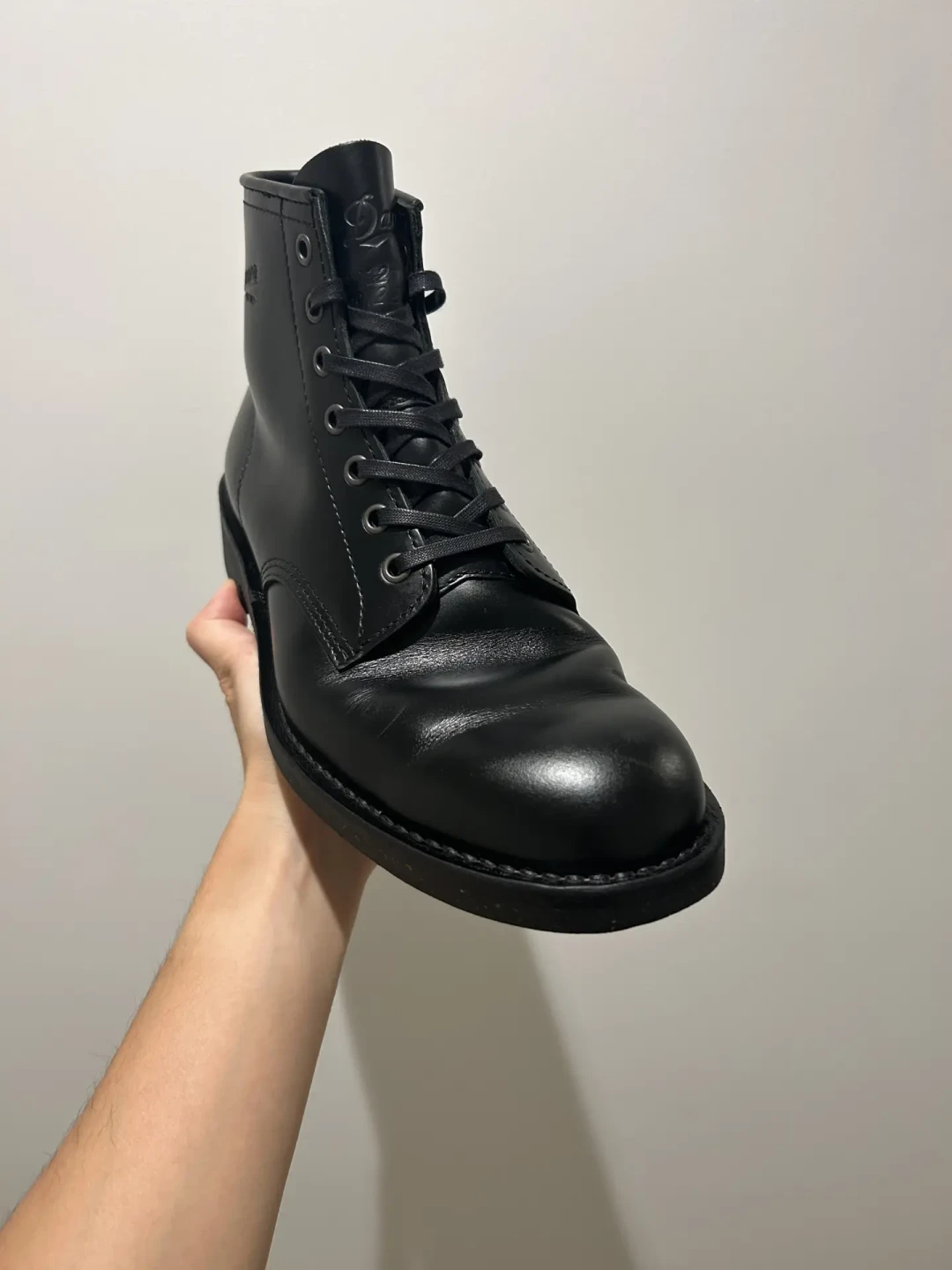 想养一双Danner?先看它是什么皮:翻完一年全网旧化车主帖,「旧化」和「又旧又丑」是两种命,「买错皮」才是第一个坑