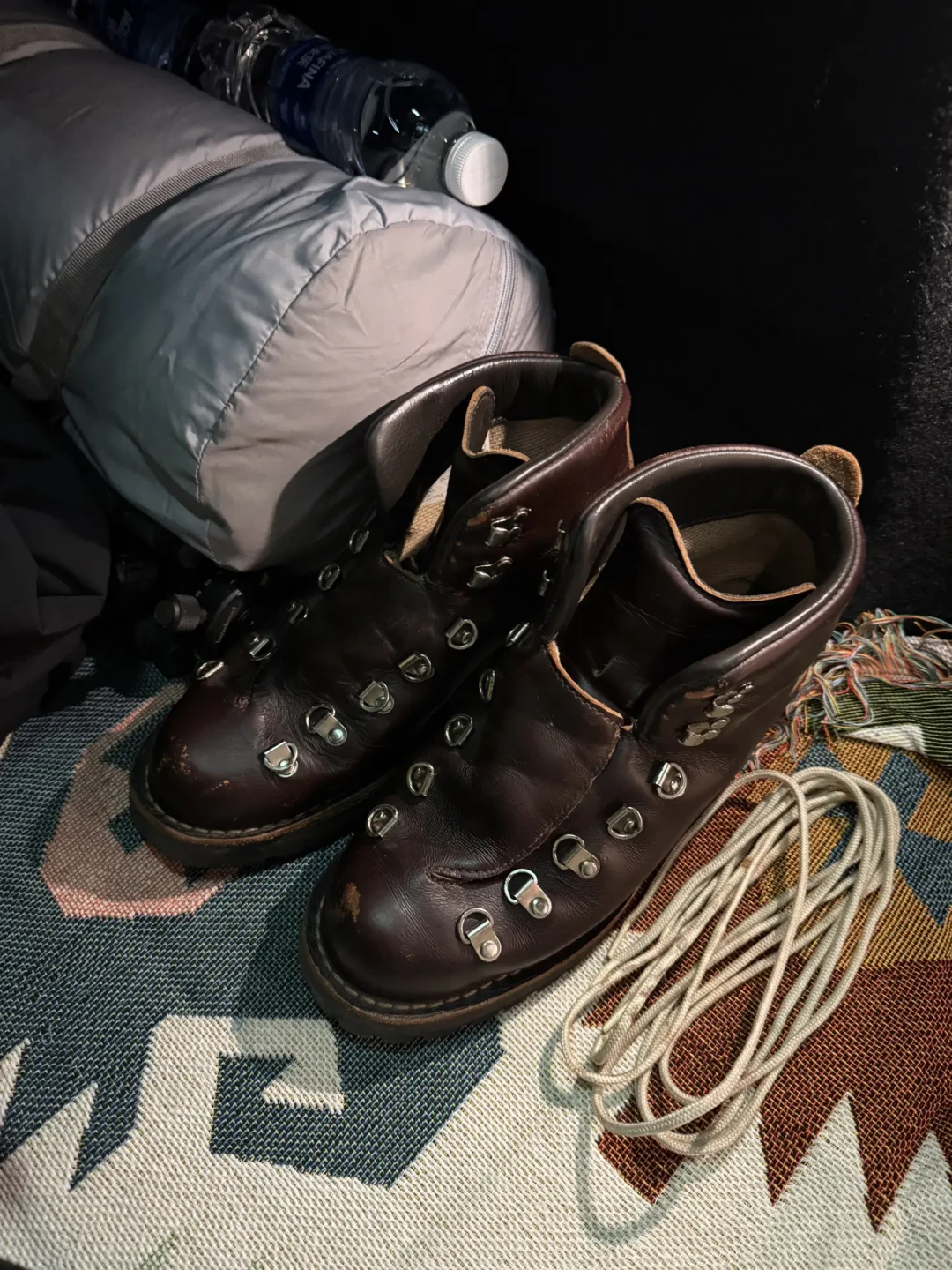 想养一双Danner?先看它是什么皮:翻完一年全网旧化车主帖,「旧化」和「又旧又丑」是两种命,「买错皮」才是第一个坑