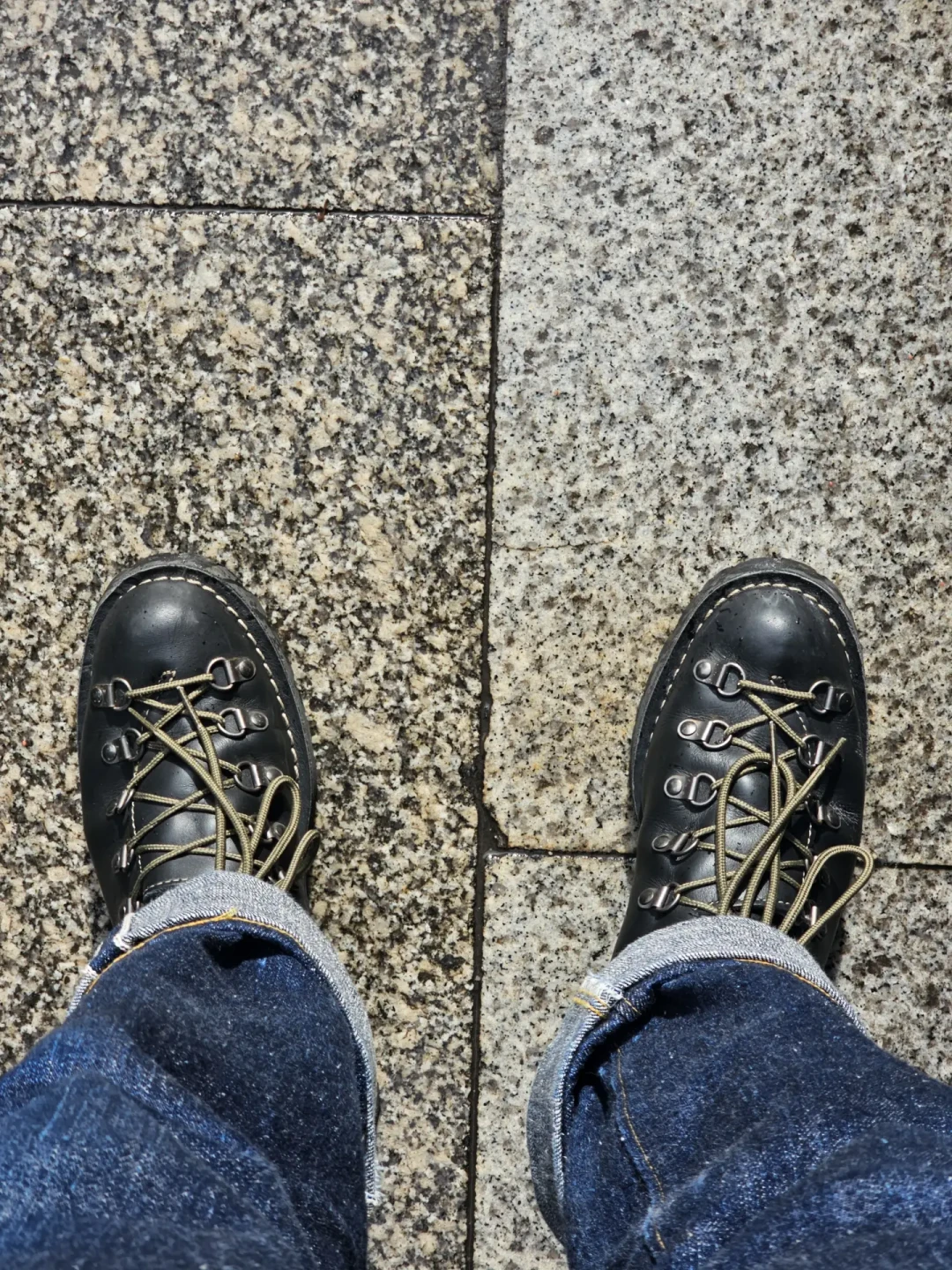 想养一双Danner?先看它是什么皮:翻完一年全网旧化车主帖,「旧化」和「又旧又丑」是两种命,「买错皮」才是第一个坑