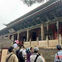 吵完"能不能打"，现在轮到"谁把他抬成神"：关羽的4段封神履历，我拿官修史书逐条翻了