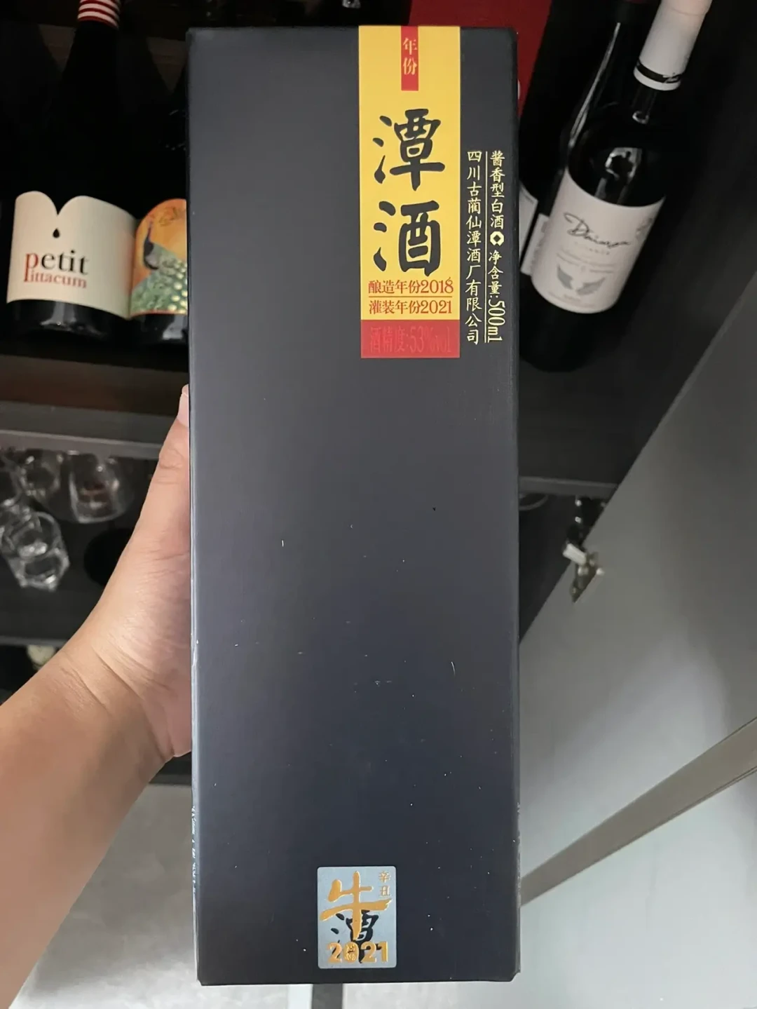 年份潭2013要价跌回三百多:中秋前,把老潭酒和新潭酒放上同一杆秤,要价、回收、开瓶三笔账一次对完