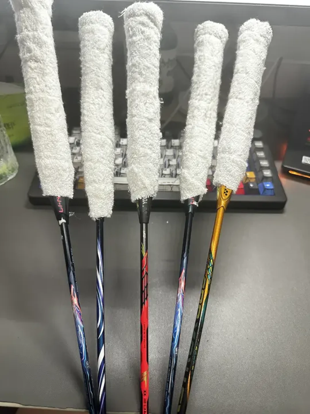 球友一周换3次手胶还在滑?对完这月几十条手胶帖和评论区,先算三本账:汗量上限、缠法代价、口粮年费