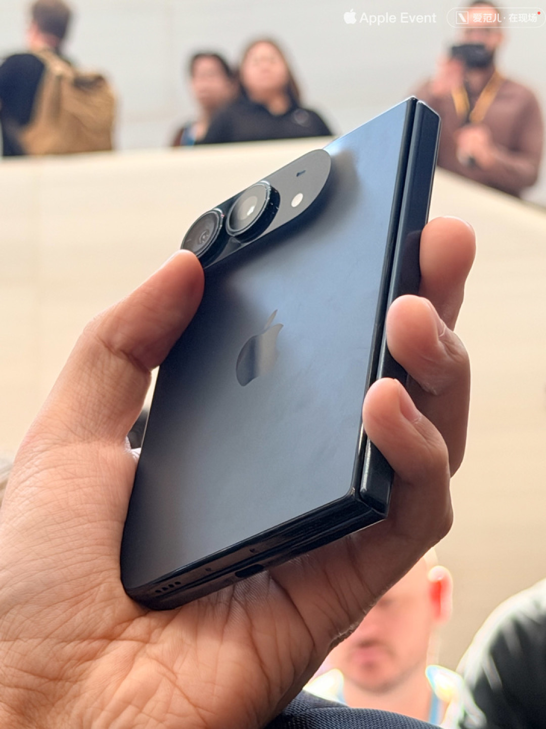 iPhone Duo 首发上手：唯一值两万元的折叠屏