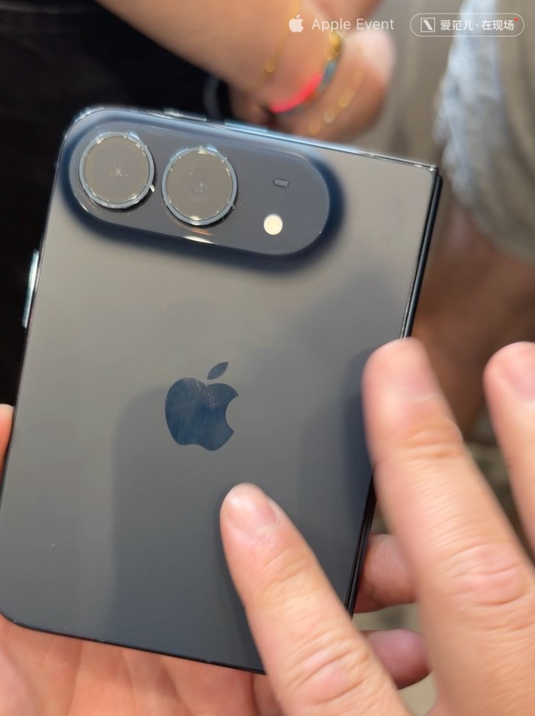 iPhone Duo 首发上手：唯一值两万元的折叠屏