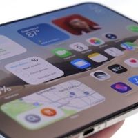 iPhone Duo 真机体验：最苹果，也最会“抄作业”？
