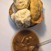 大肉包子足有半斤重，一个就干饱！逍遥镇老张家胡辣汤
