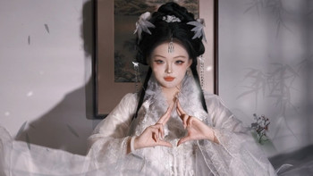21岁景区NPC一次打10支玻尿酸：她的焦虑是真的，但心不靠填的