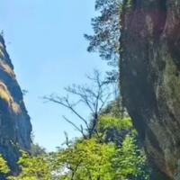 千米高空栈道悬于绝壁，漫步其间俯瞰连绵丹霞群峰
