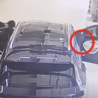 440万宾利检修时突然炸了 车主要退换车！4S店：只能维修