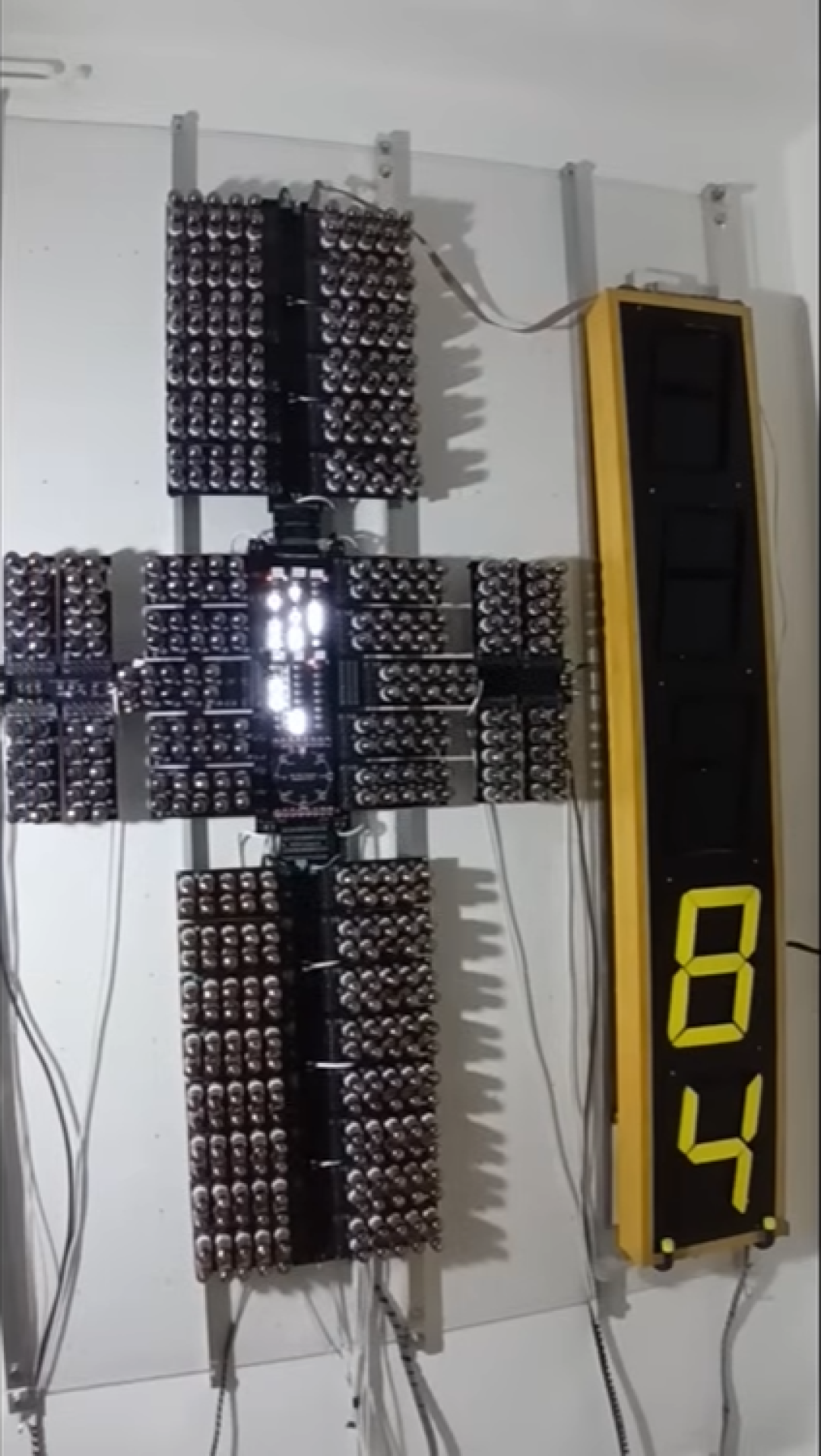 自学成才!网友用460个真空管手搓8位计算机:预热要15分钟且随时会炸
