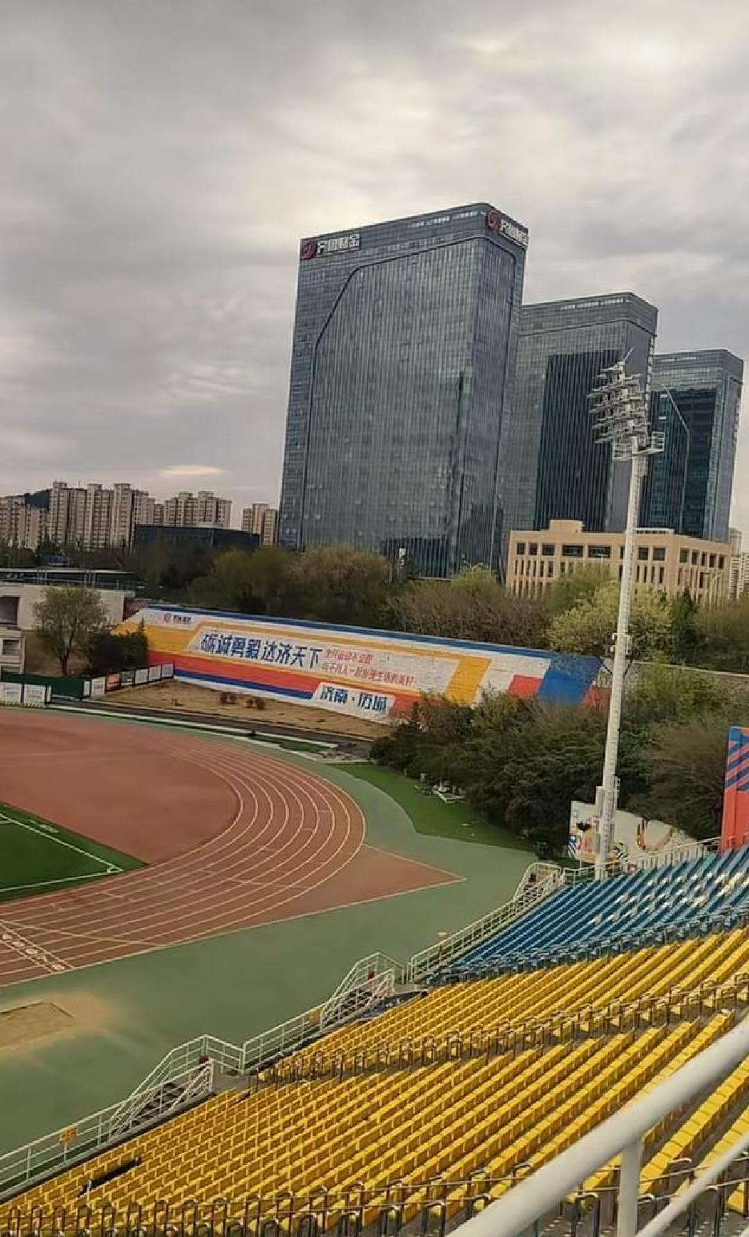 别急着买匹克球拍:先算清球场、球拍、热度这三笔账