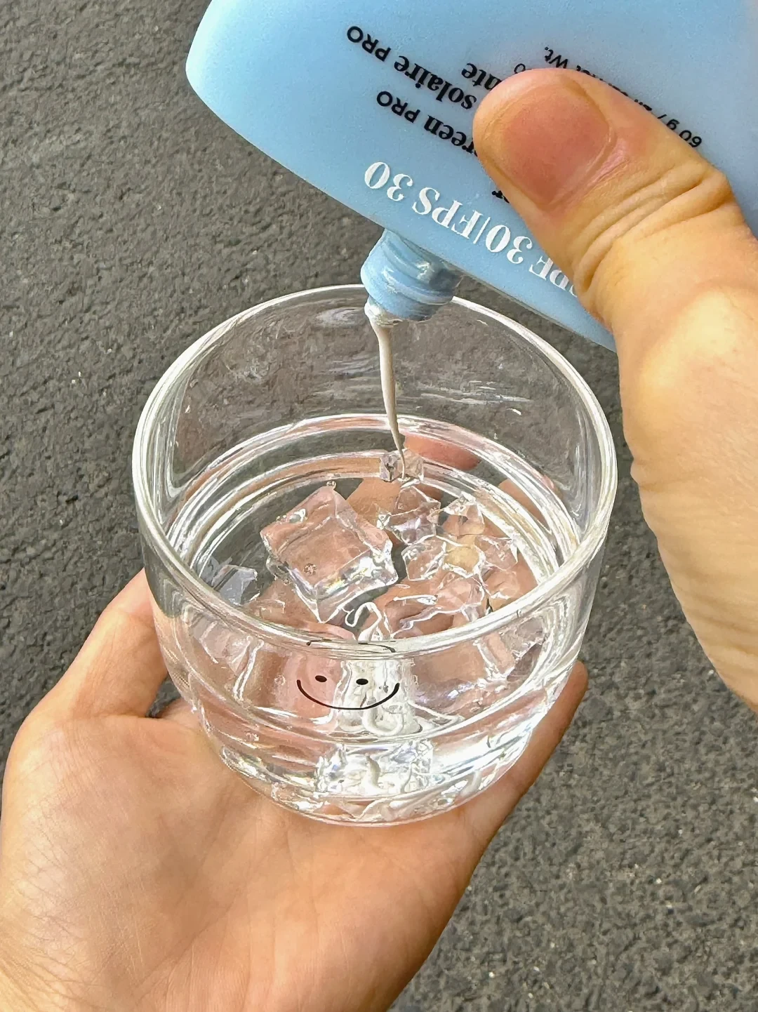 “防晒要不要卸”之争9月还在升温：35条答案22条在带货，精简党入秋先做泼水测试，再定卸妆油去留