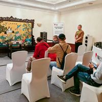 12.8万的M8F配的后级还没上市、官网M8页却挂着16.7万：今天两篇评测把惠威旗舰落地拎了出来，我把Diva样机4000元和功放脚架的价梯一并摆上桌