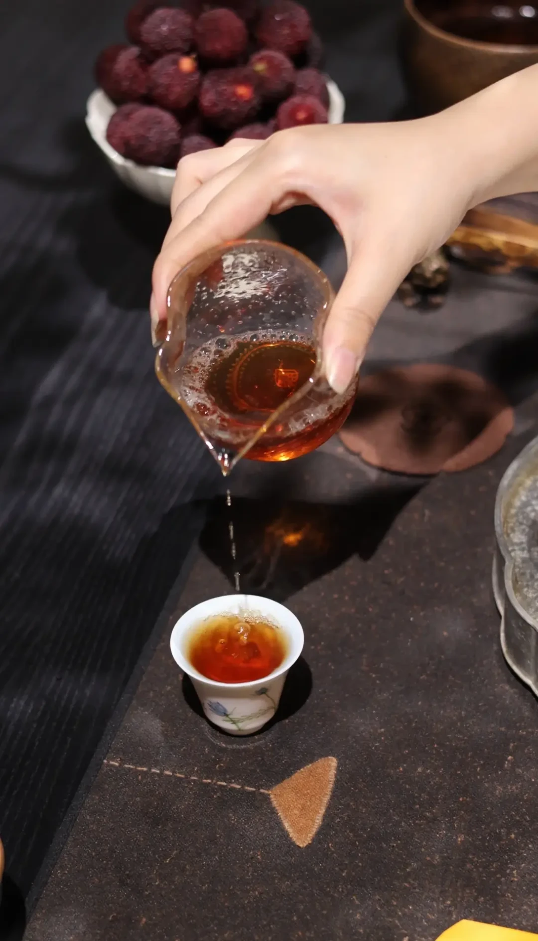 距中秋15天，武夷山焙火季到了最忙的时候：一半人守着茶商的