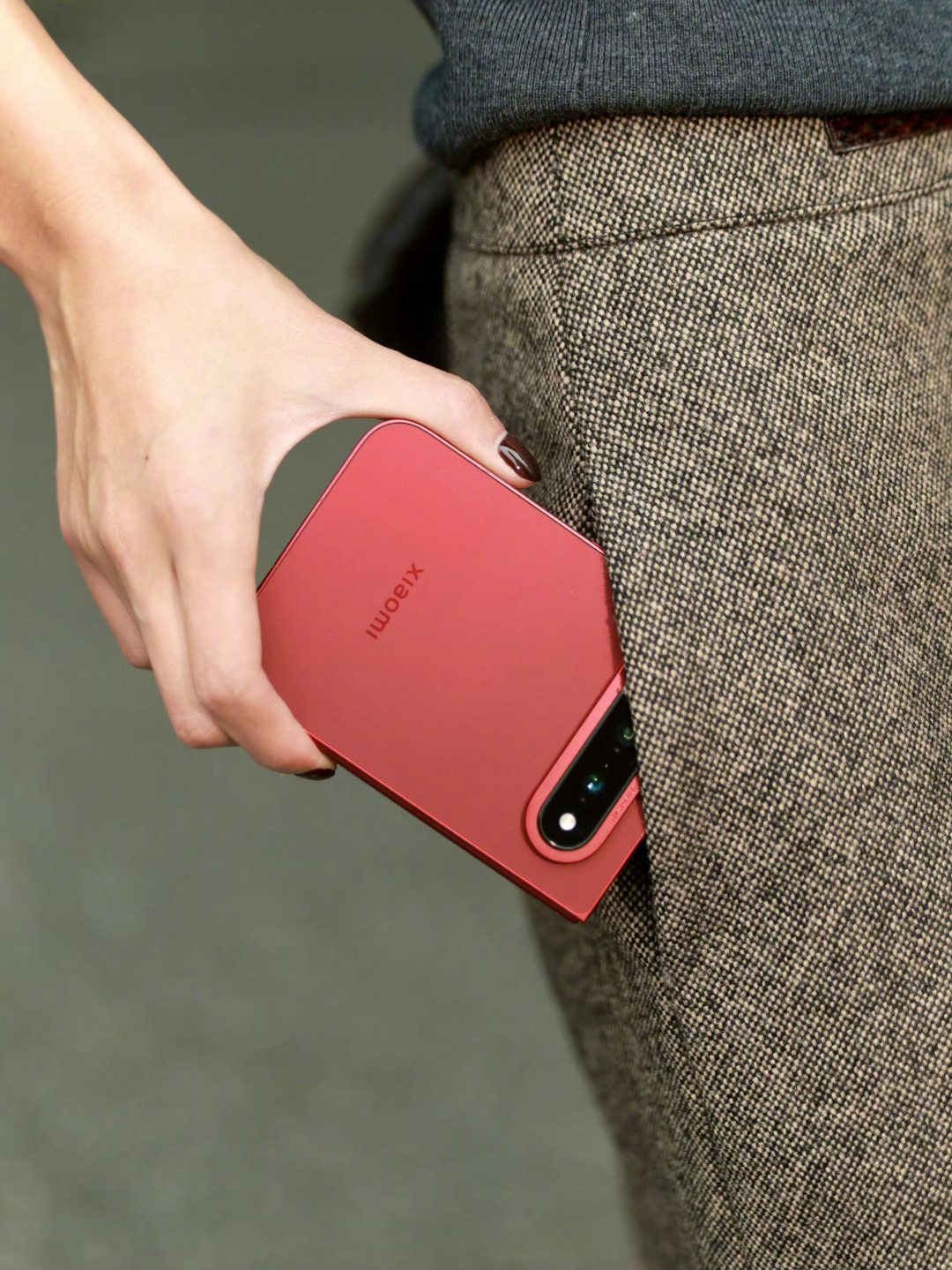 小米18 Fold首销日实录：横屏返回等OTA、原厂膜别撕、标准版不用抢——对完bug、配件、现货、凌晨官宣的15999的iPhone Duo四本账，首批机主这10999怎么花清楚了