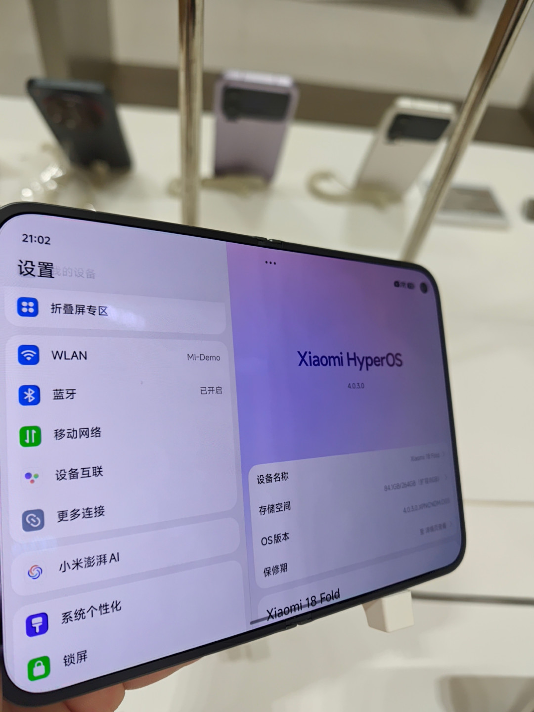 小米18 Fold开售、iPhone Duo同日凌晨亮相：万元折叠之战已经打到「适配」——对完比例、应用、生态、人群四本账，谁的大屏更好用清楚了