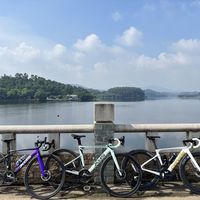 中秋票明天开售、环海南搭子帖已经96条评论：我把82条路线推荐评论、988公里环岛路书、青海湖报团档期和独库封路倒计时对了一遍，给想「请3休13」的车友排好谁该环青海湖、谁该冲海南、谁骑近场就够的决策账