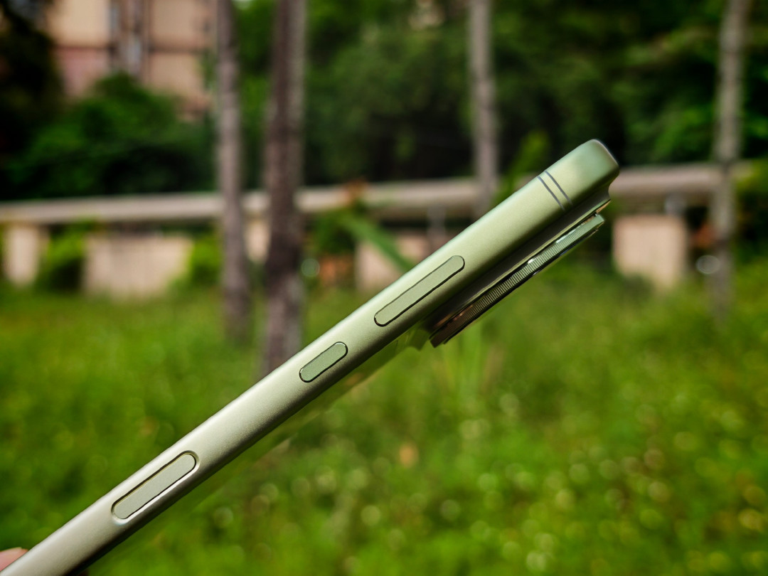 Find X10官宣0.99mm「首次破1毫米」,荣耀前一天刚公布0.98mm:五台旗舰边框账一次对完,三个评论区吵的是R角、「大黑框」和没定档的发布会——颜值党押注外观前先看这4件事