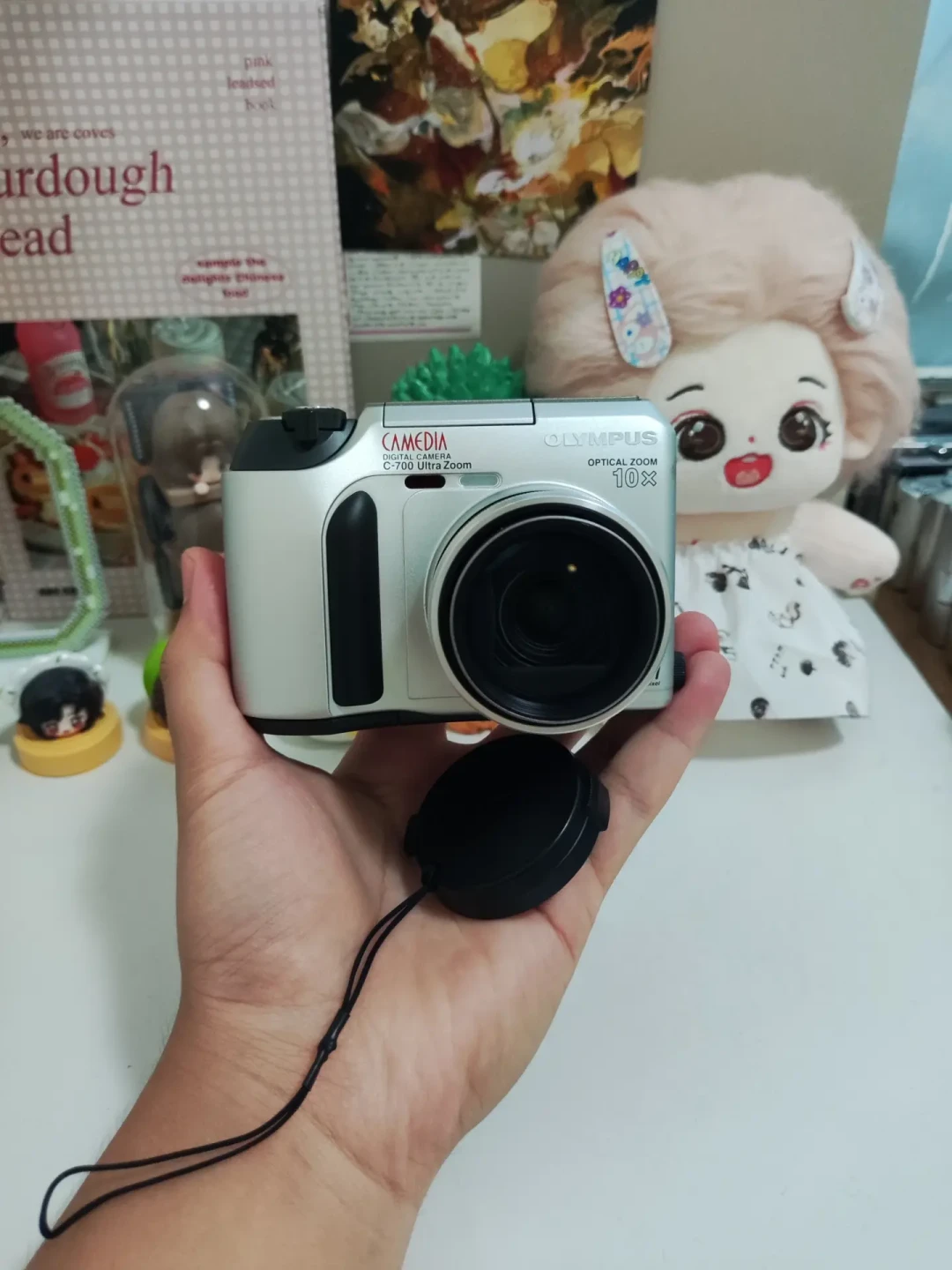 C-700挂258元、SZ30出738元、E-M10 IV新机3999元:演唱会季的“奥林巴斯小长焦”阶梯,我把530条评论的19元饵和244条评论的“太暗”帖对完了