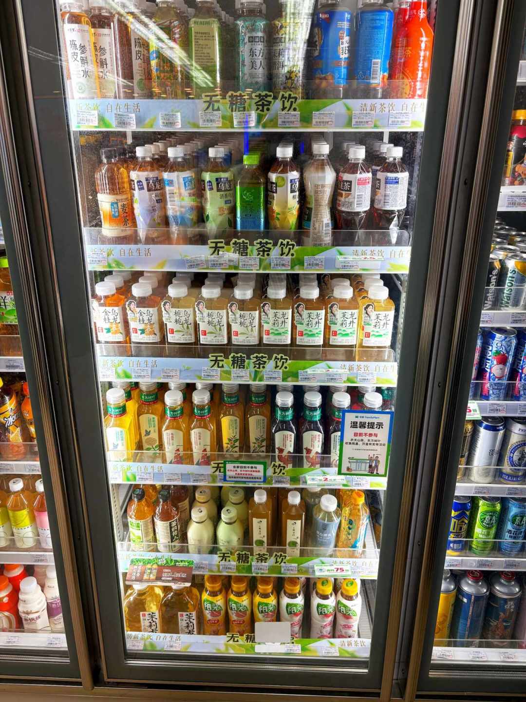 饮料行业整体-11.8%,只有无糖茶+16.1%:我把8款货架瓶装茶的价签、配料表和茶多酚数字摆齐,理清4个拦截信号和3类人的整箱路线