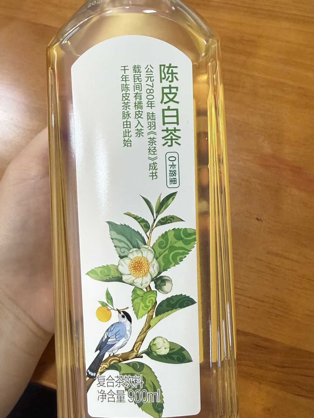 饮料行业整体-11.8%,只有无糖茶+16.1%:我把8款货架瓶装茶的价签、配料表和茶多酚数字摆齐,理清4个拦截信号和3类人的整箱路线