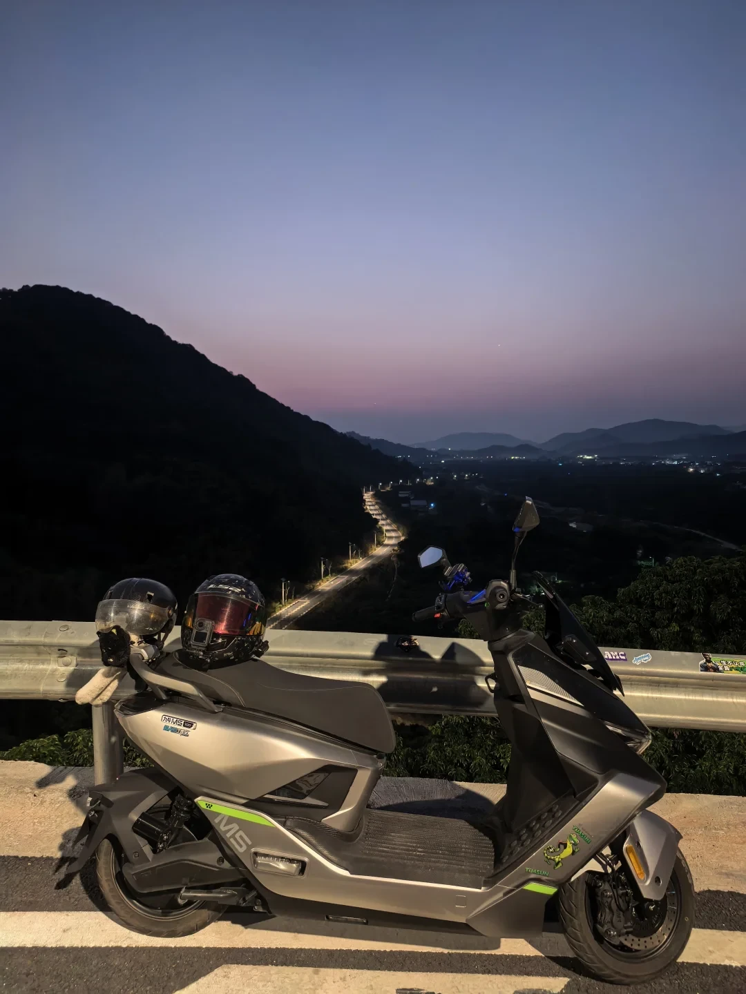 1万到2万第一台车选油还是选电,新手全在纠结:升仕150X对垒九号M5拆解视频4190条评论、8千差价和三年油电账,连牌照驾照的坑我全对了一遍