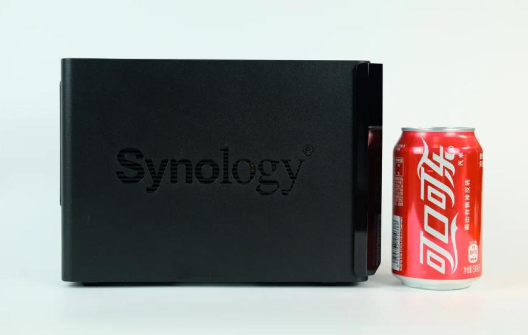 今天中午爆火的25元USB 2.5G网卡，晚上同款挂到37元：有人靠SMB多通道翻倍到560MB/s，有人断流毁了印刷活——我把298条评论、三年前的芯片排查帖和九月交换机行情对了一遍，理出谁捡香、谁捡骚和断流三步修法
