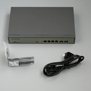 今天中午爆火的25元USB 2.5G网卡，晚上同款挂到37元：有人靠SMB多通道翻倍到560MB/s，有人断流毁了印刷活——我把298条评论、三年前的芯片排查帖和九月交换机行情对了一遍，理出谁捡香、谁捡骚和断流三步修法