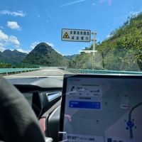 去年国庆充电排队排到49号，今年新规已落地：电车车主跑这趟7天免费长途前，先把“电价、电量、时间”三笔账算明白