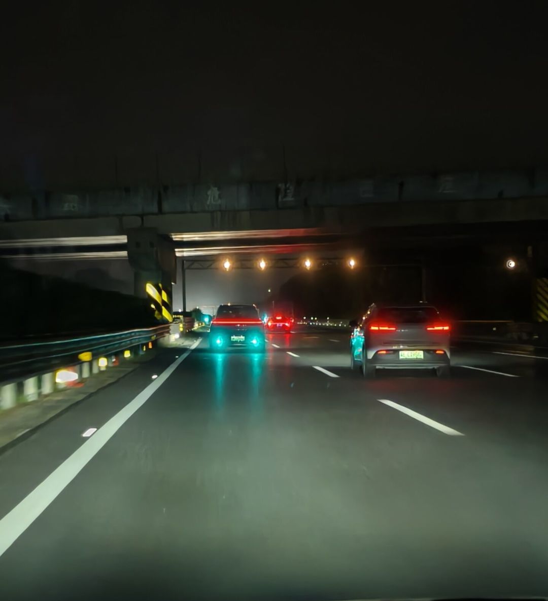 夜间高速实拍：前方车辆尾部亮起蓝色智驾指示灯
