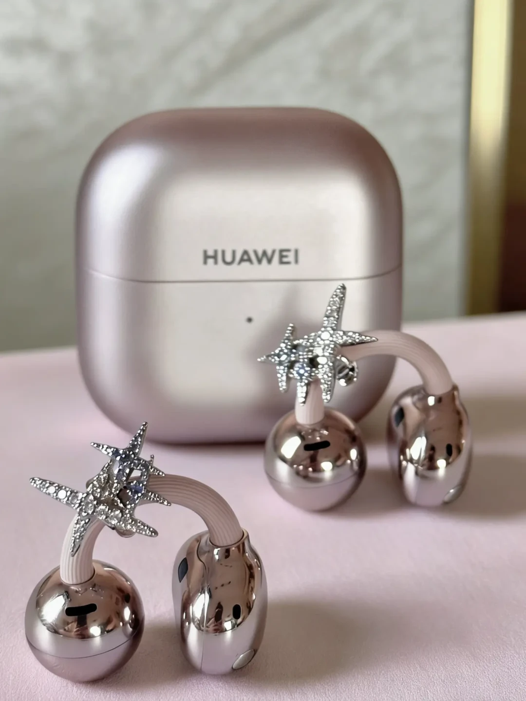 vivo官宣首款耳夹、倍思把降噪带上IFA:B站测评月播580万的爆发期,“耳道发炎党”掏钱前先弄清这三件事