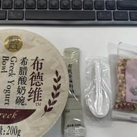 摆摊的干噎酸奶卖到20块一杯，超市的希腊风味刚被扒出是增稠剂：对完浓稠三流派、每克蛋白的账、酸奶膏轮盘，今秋这杯高蛋白酸奶怎么买，理清了