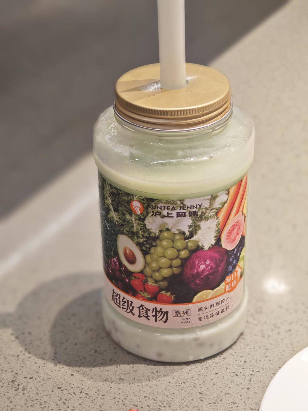 秋天第一杯奶茶被酸奶顶替了：奈雪连开三波、价卷到6块9——对完25杯热量账、70毫升酸奶判例和三条点单路线，今秋这杯怎么喝，都理清了