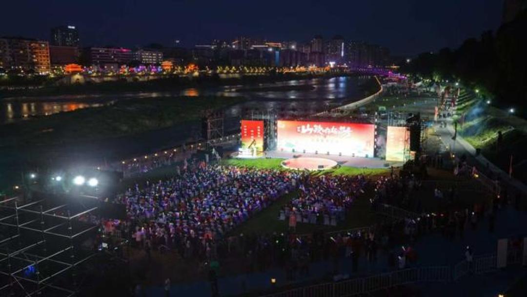 上周日1.7万人在资中看了一场