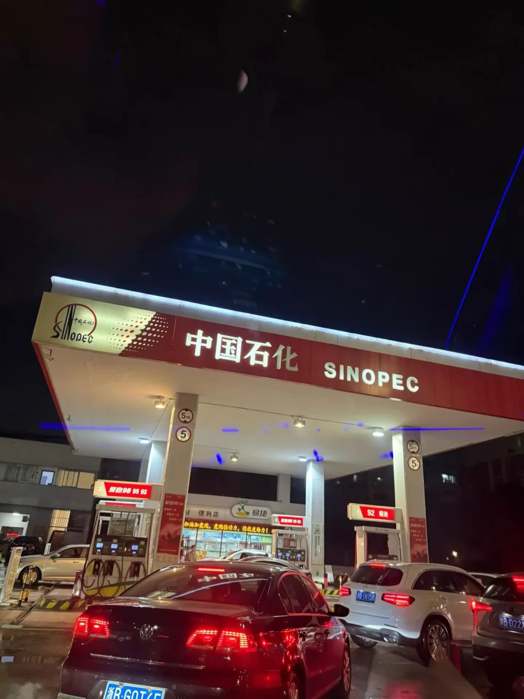 「别买车」刷屏、748赞热评反呛：油车单月只剩54万辆、油价二连涨之后，这笔每公里的账三种人算出三种答案