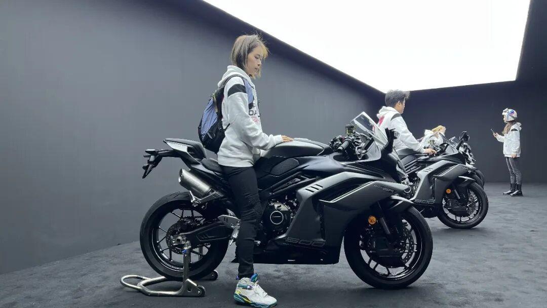 33980元电子离合版官宣、28980元拉线版价格不动：春风500SR“摊牌”五个月后，买新、买旧、捡赛421S五合一还是再等9天摩博会，我把三种人的三本账一次排完